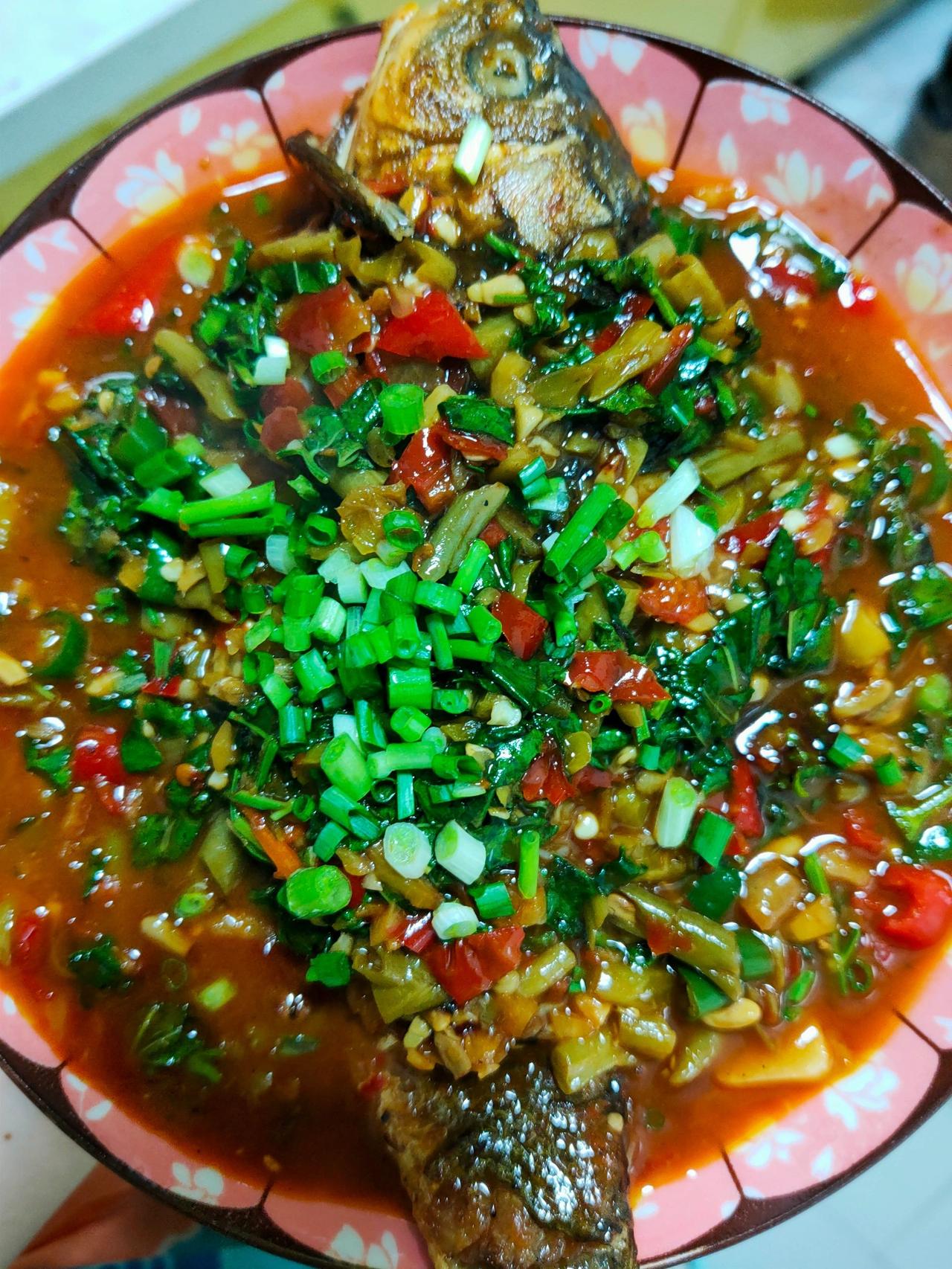 今天又吃藿香鲫鱼啦
我太喜欢熟的藿香的味道了，有点丁香+薄荷的味道，甜甜的香香的