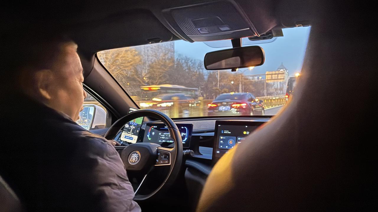 打了辆比亚迪秦PLUS，司机说这车去年买的，花了七万九千八，再往前倒一年车价十二