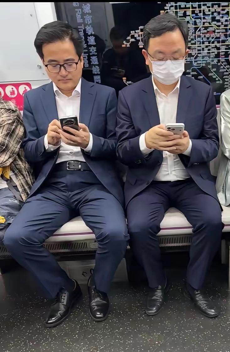 王传福用的手机品牌是什么？

近日，网友拍到王传福与李云飞同乘地铁参加北京车展。