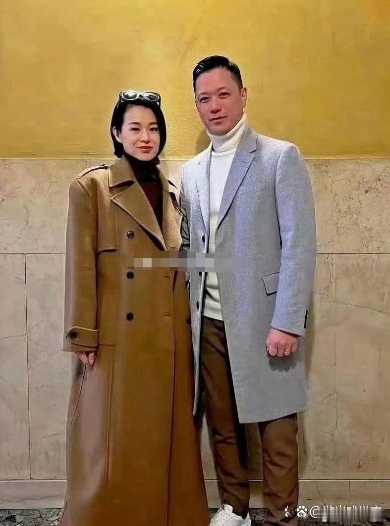 胡杏儿和大儿子合影，感觉像穿越了时光，儿子简直太像爸爸了 
