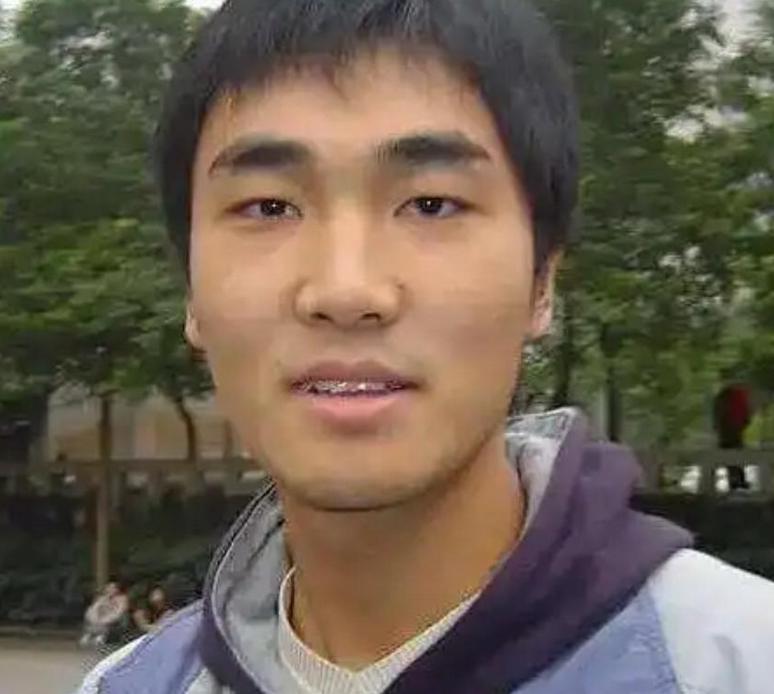 “一个月就只给我五百块钱，没能力帮扶就别装大方！”

2006 年，出身贫寒的大