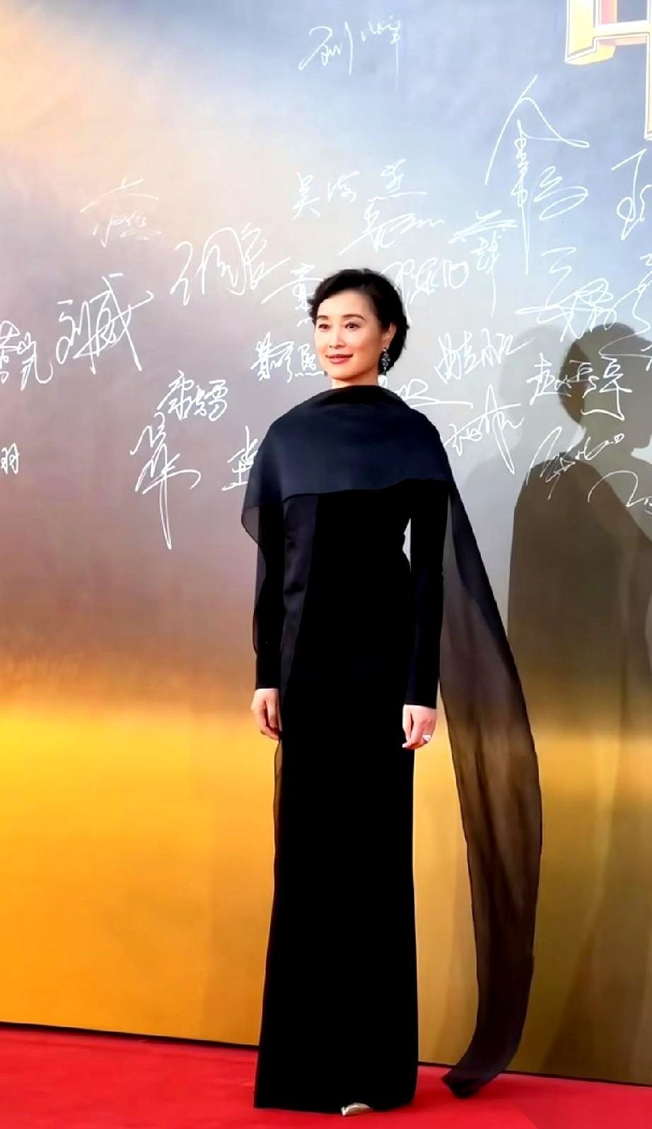 很多人替54岁的吴越着急，没结婚，没孩子，一个人。
但镜头一转，她穿着一身黑裙走