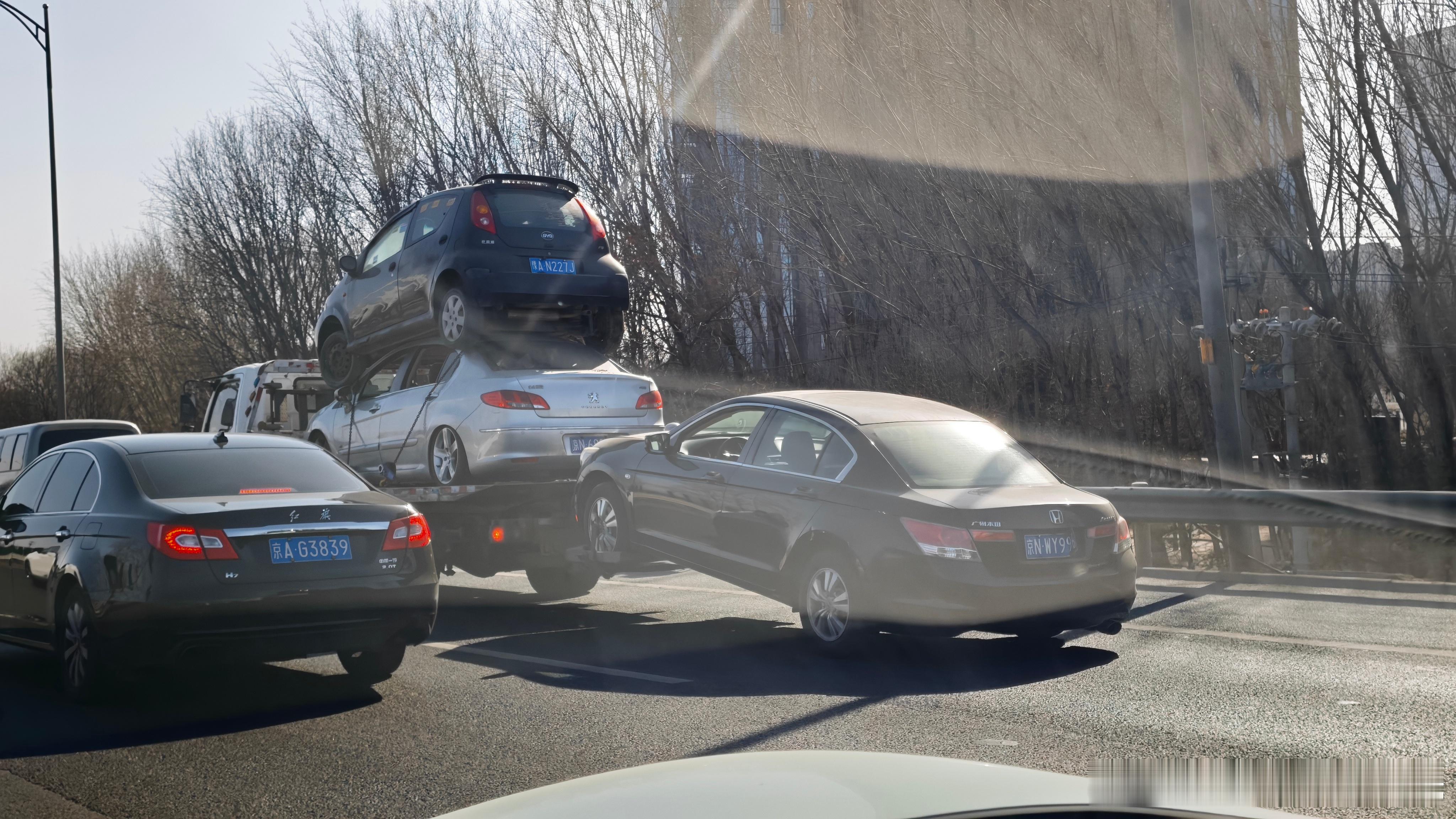 看看北京现在的报废车都什么年代什么档次的。再看看西班牙老百姓开的车，简直连当报废