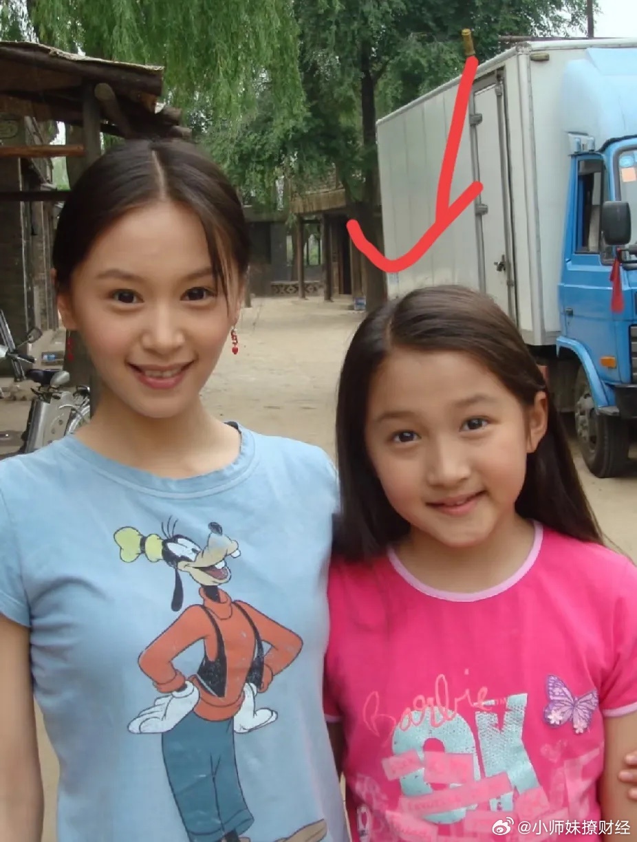 考眼力！照片里这个小女孩如今已成为了演艺圈女神级的知名大人物，你能看出来她是谁吗