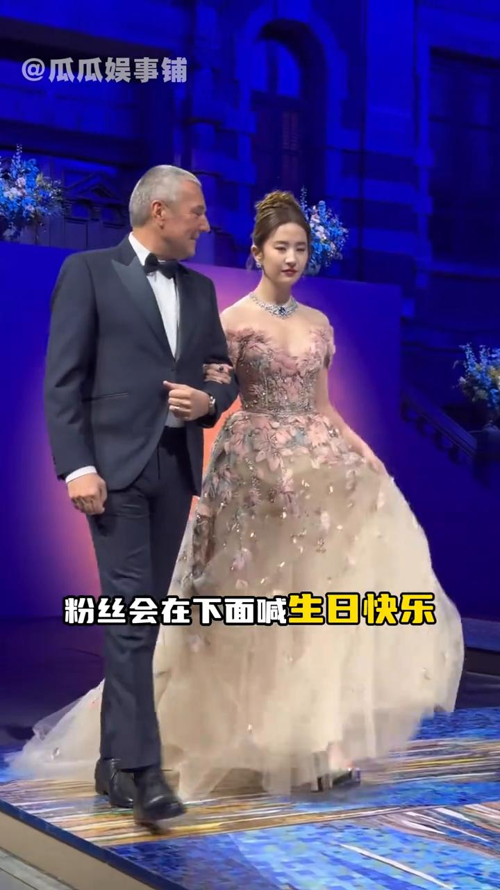 被喜欢二十年的偶像认出有多幸福？
爱上刘亦菲完全就是人之常情。在W电影之夜的现场