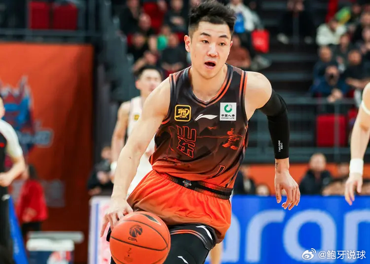 北京时间1月15日，2025-26赛季CBA常规赛山东主场对阵宁波，山东借助3人