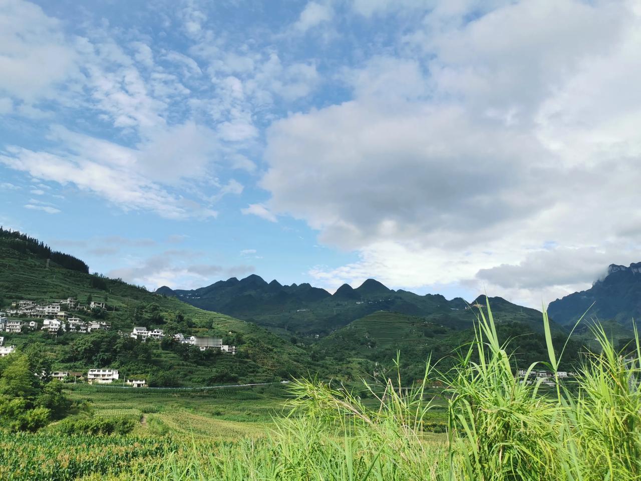 贵州的山水，其实不用加任何滤镜，随手一拍就是大片。