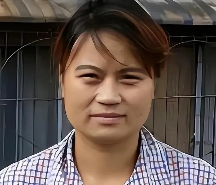 1999年，贵阳一雇主给6岁双胞胎女儿过生日，出门买蛋糕，却一去不回。女孩抱住小