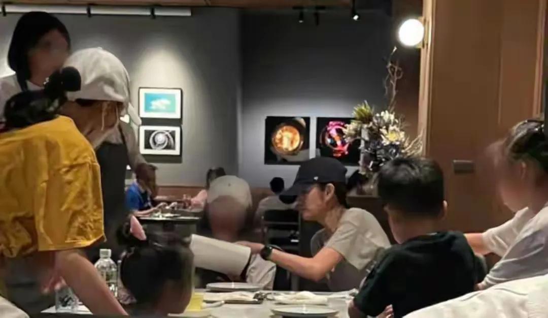 安以轩老公被捕入狱后，低调三年后，首次素颜状态被拍摄。

安以轩被拍到跟几位友人