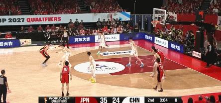 最尴尬是张公子，一到国际比赛就不会了。
有一镜头最能说明问题，张镇麟底角接球，日