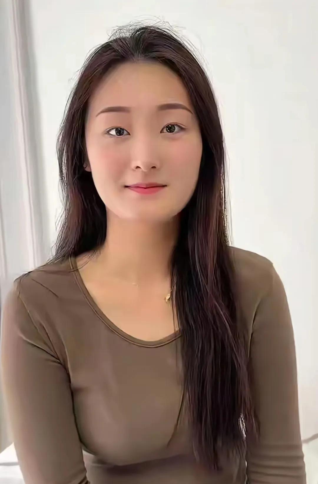 大衣哥前儿媳陈亚楠，粉丝狂掉60%！
这流量泡沫，说破就破了。
离开朱家，她想单