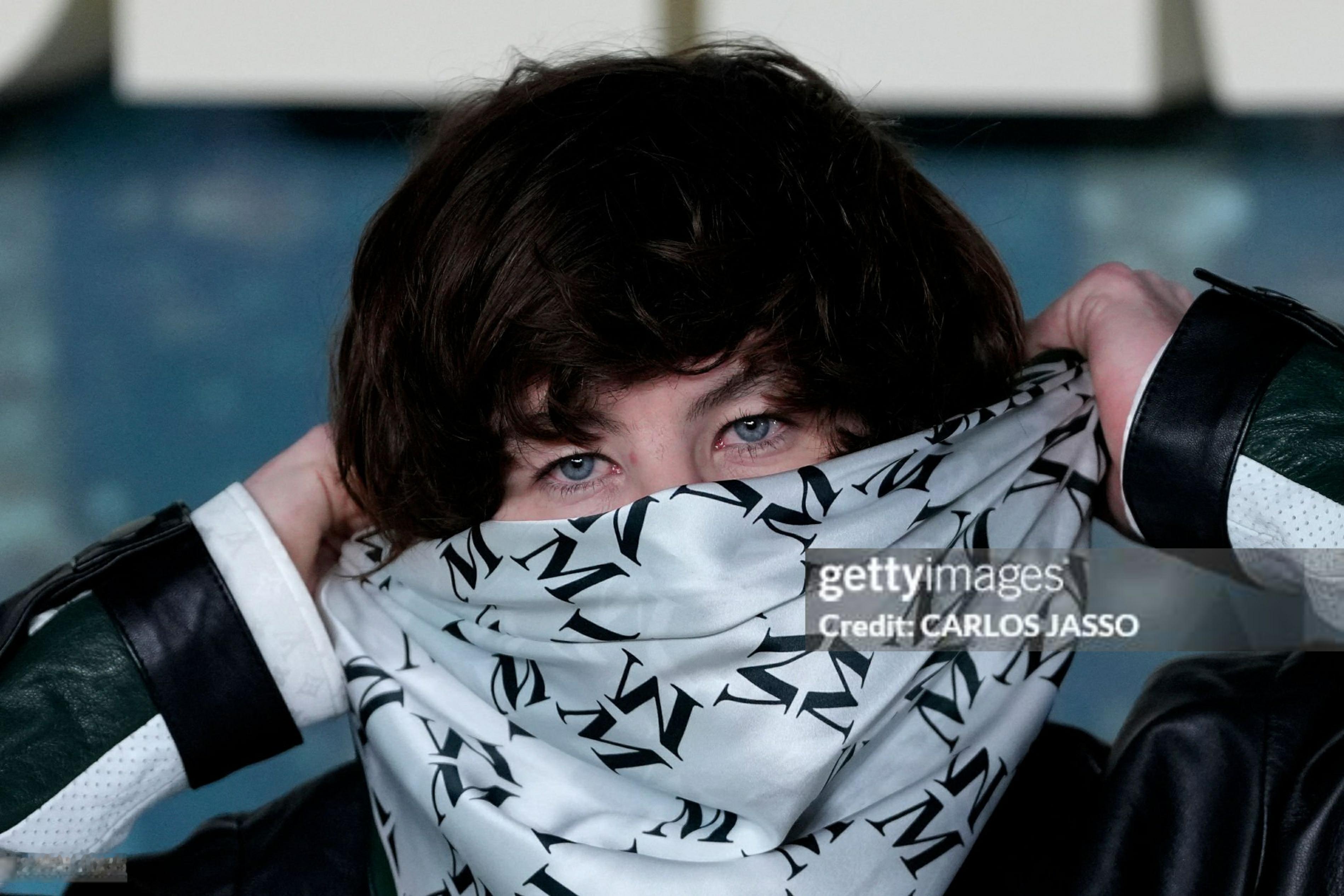 丑绝了！巴里基奥恩超丑新造型亮相新片洛杉矶劫案伦敦首映礼引巨大热议！这已经不是小