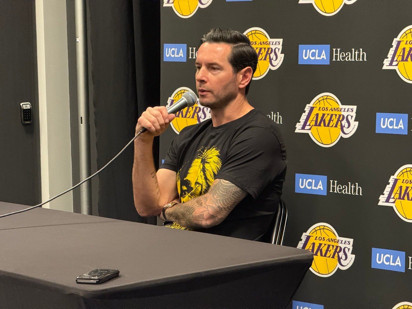 雷迪克穿了一件定制的德安德烈·艾顿球衣，球衣正面是艾顿的脸和狮子的图案拼接而成。