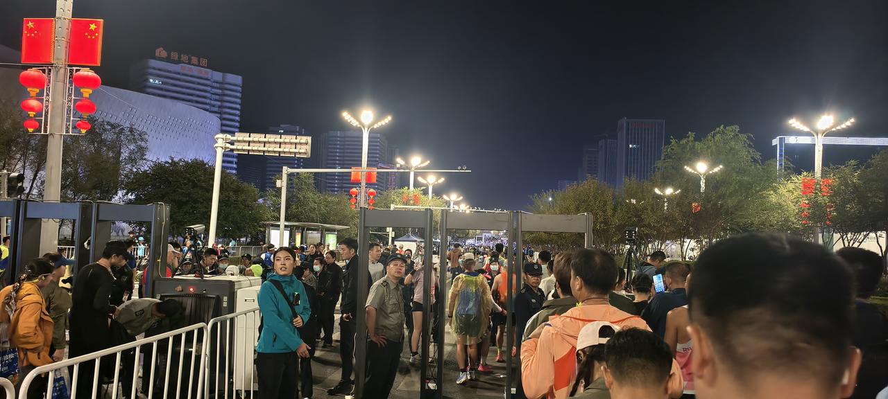 《乌鲁木齐马拉松跑得灰头土脸》
今早我在乌鲁木齐顺利跑完全程马拉松，最终成绩定格