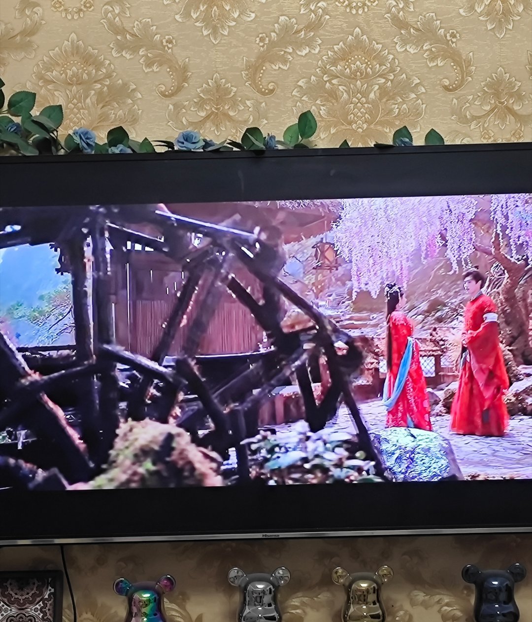 回到家就打开电视看《白日提灯》。真正的支持不是吃黑流量，而是在该支持的地方默默的