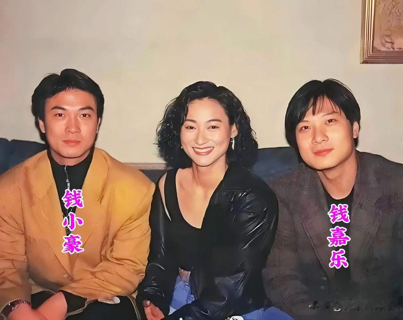 年轻时的张君宝和钱嘉乐，在一起珍贵的合影。
中间这位女士没认出来，你知道是谁吗？
