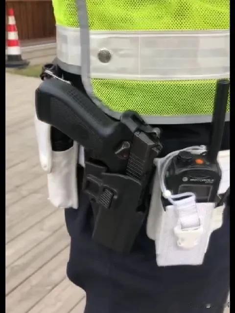#50岁民警与歹徒搏斗身中15刀牺牲#枪呢？
这个话题恐怕有点沉重。
不过这也是