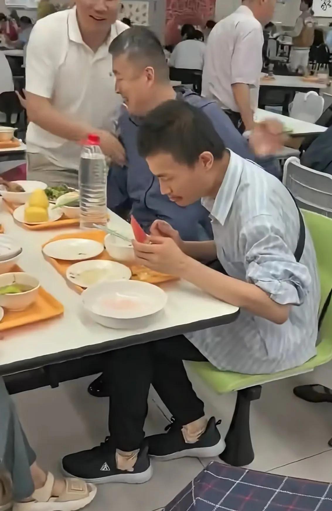 韦神好难啊，吃个饭都不安静！
近日，有网友北大食堂偶遇韦神，看到了韦神被围观拍照