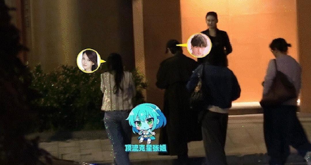 秦昊伊能静一家聚餐  伊能静为婆婆拍背顺气  秦昊伊能静一家聚餐被拍，餐桌上，伊