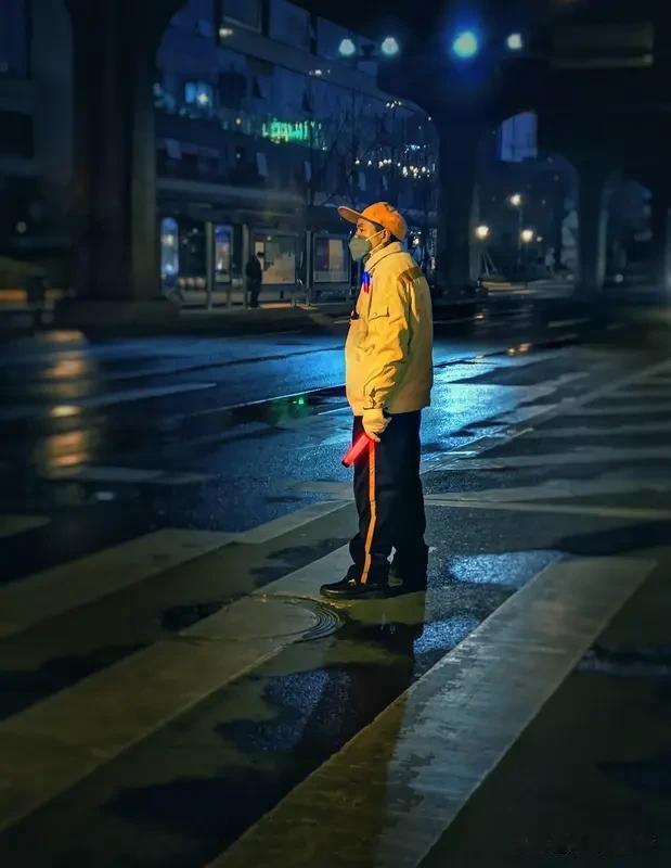 在这纷繁复杂的世界，想不迷惘，坚守踏实与坚持是关键。
现在很多人在碎片化信息里迷