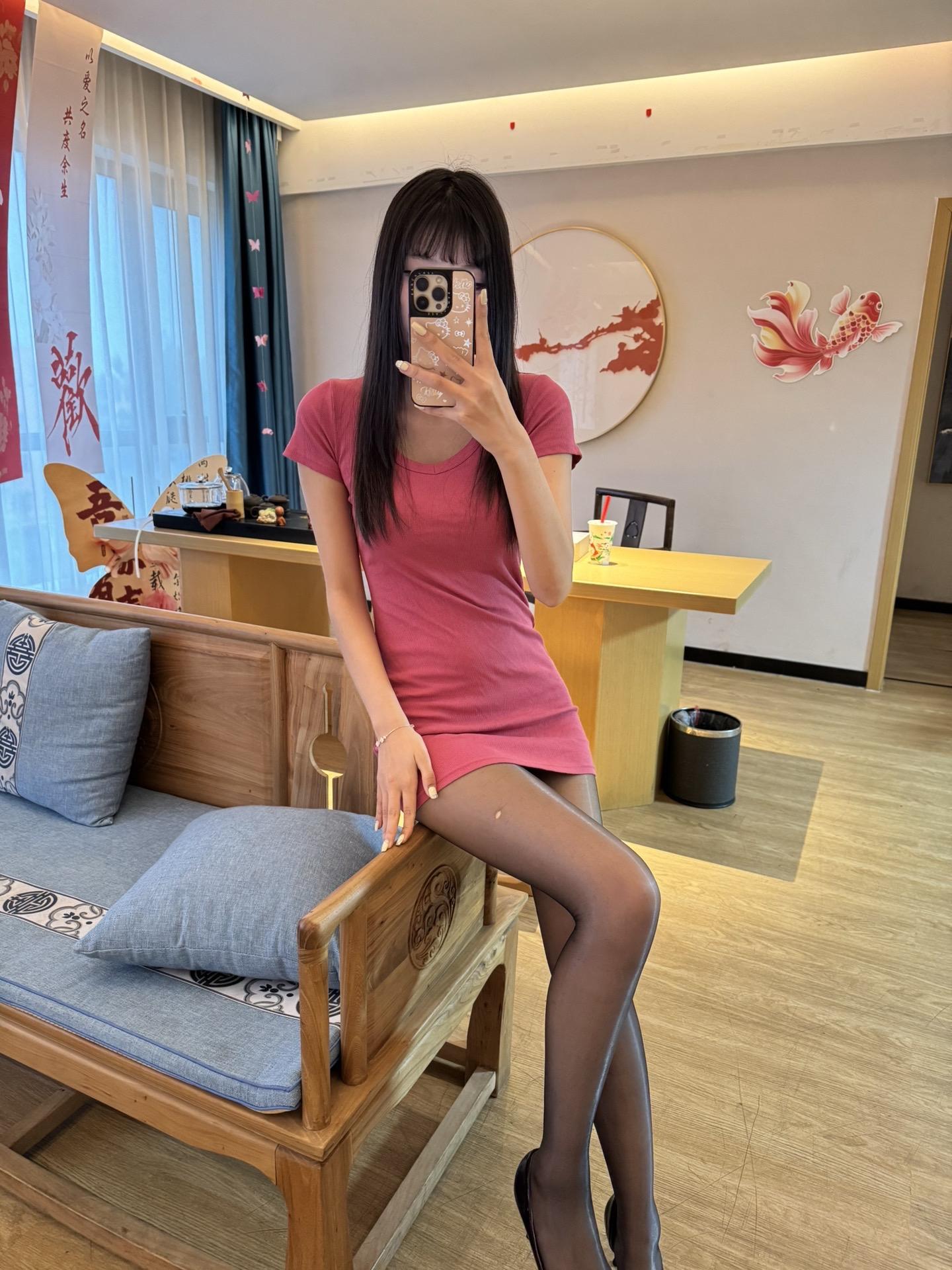“别人眼里的‘不好惹’，其实只是我的安全区💃 当玫红色撞上黑丝，才懂...