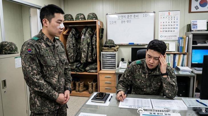 《韩国时报》报道，韩国Z世代入伍新兵越来越多地在休假期间接受隆鼻和双眼皮手术，返