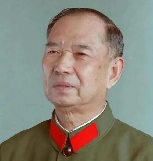 1982年，开国少将尤太忠视察部队，见一副团长好生眼熟，暗骂一句大事不好，立刻打