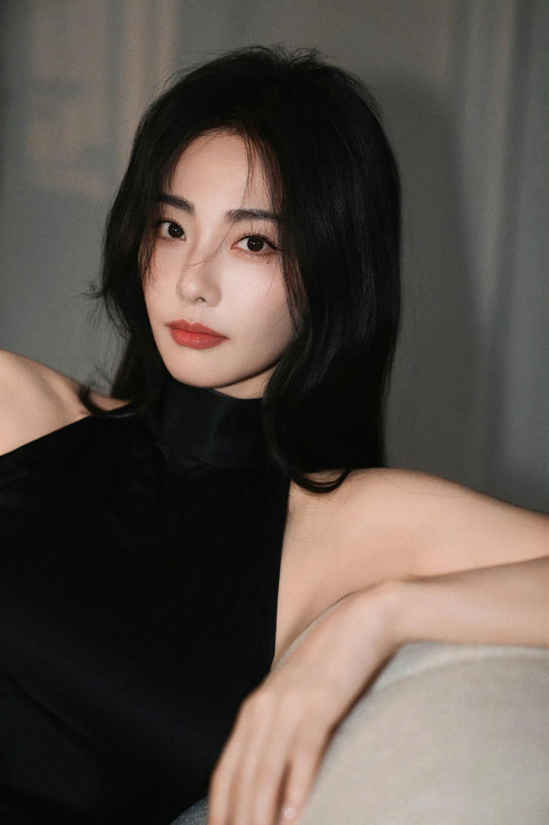 张嘉倪：于光影里，一袭黑裙勾勒独属于她的松弛与张力 ​​​