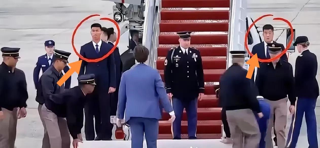 舷梯口两位穿西装安保员高约有2米？