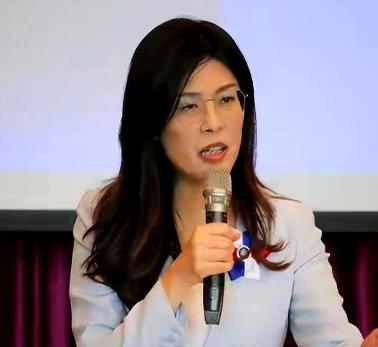 郑丽文把一个刚坐过牢的人，请回来当“首席战略官”。

就这一个操作，后面的剧情根