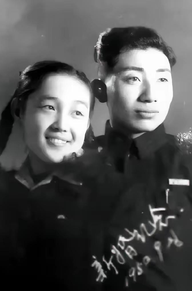 1950年，工程兵战士姜士民即将奔赴朝鲜战场。出发前几天，女友拦着他大哭：“先结
