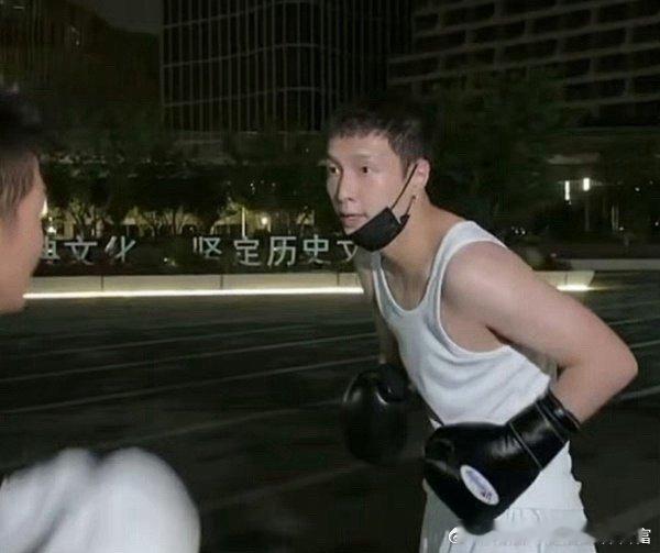 张艺兴真的不是小绵羊了 ​​​身材真的很棒[可怜] ​​​