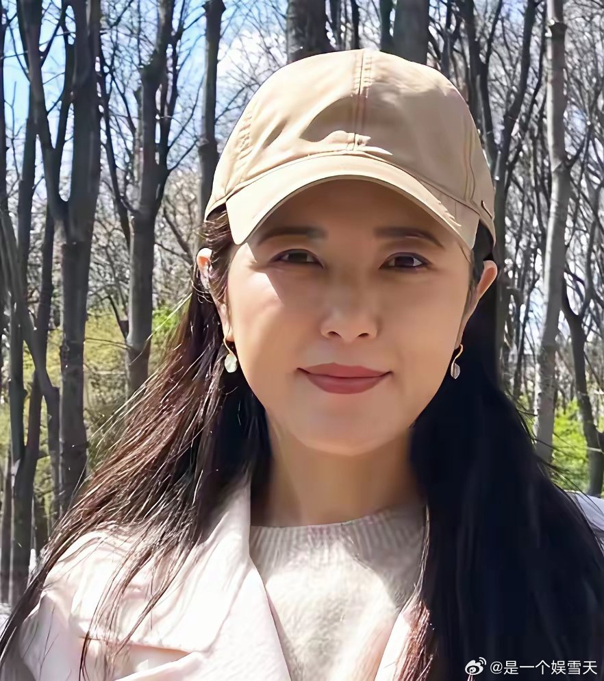 意外！50岁曾黎踏青生图流出，淡妆状态引热议：原来真实50岁长这样！有网友在北京