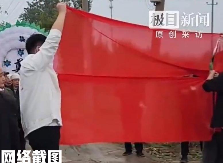 河南焦作有在丁字路口。

此时有喜事婚车队伍与白事送葬队伍偶然碰上，这一场面的尴