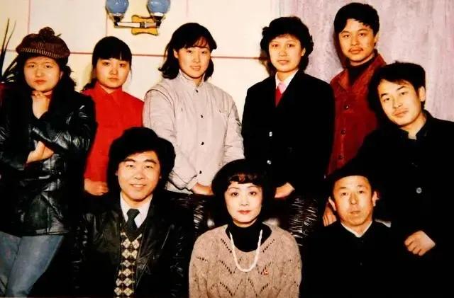 其他人不认得，只知道前排左一左二是最喜欢的二重唱演员，他们和李谷一，朱明瑛，成方