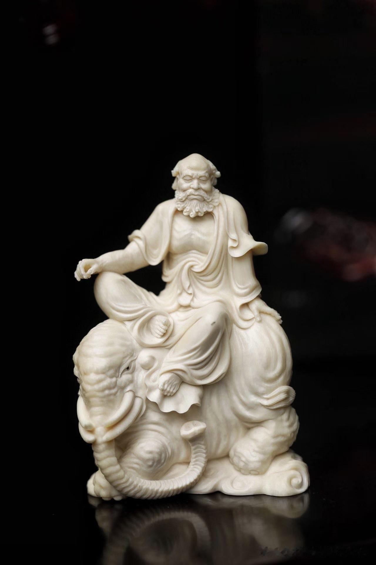 有人喜欢财神的富足，喜欢关公的气势。

而罗汉的可贵，在于那份自在。

静坐于瑞