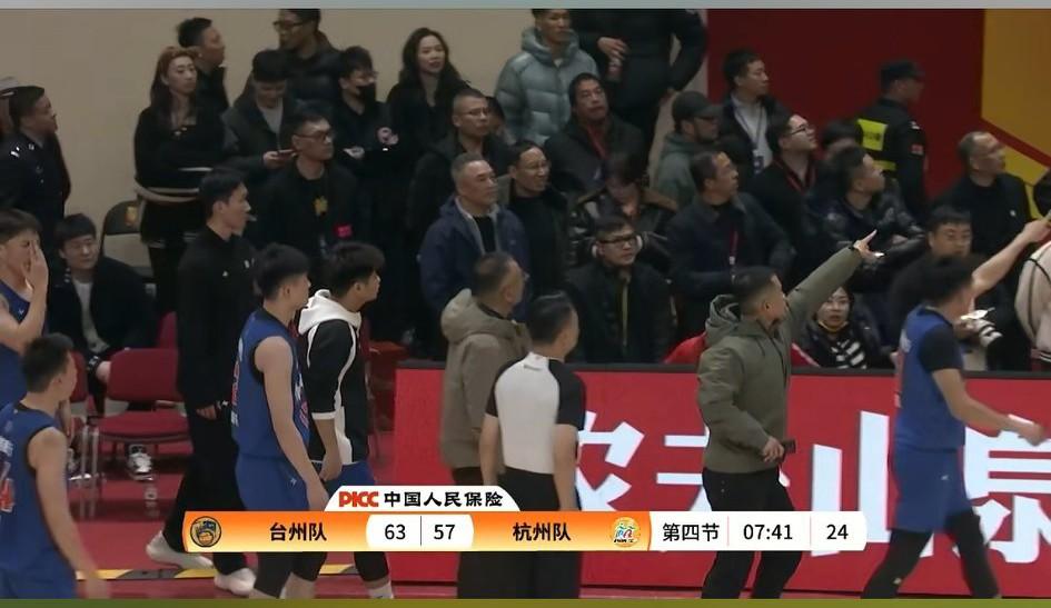 台州vs杭州这场比赛中的一段小插曲！
疑是台州主场球迷有喝水的纸杯扔到杭州球员的