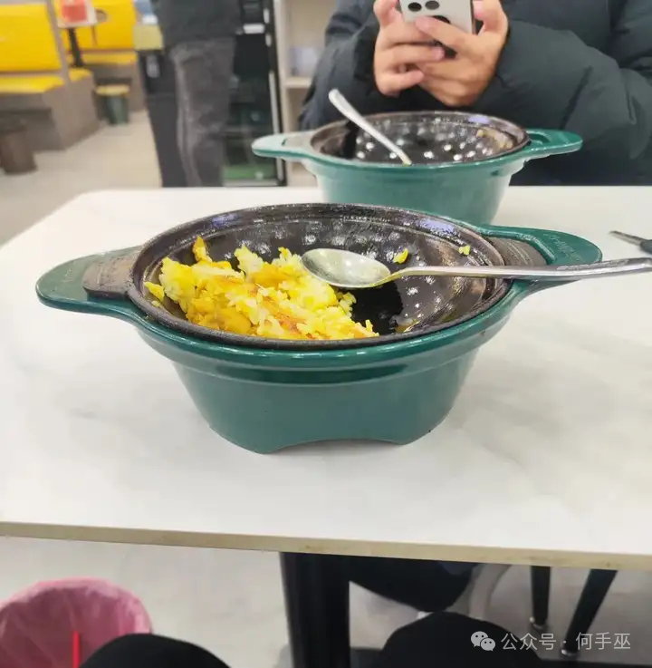 我感觉牙要被冻死了 ， 一抬头她吃完了。 
