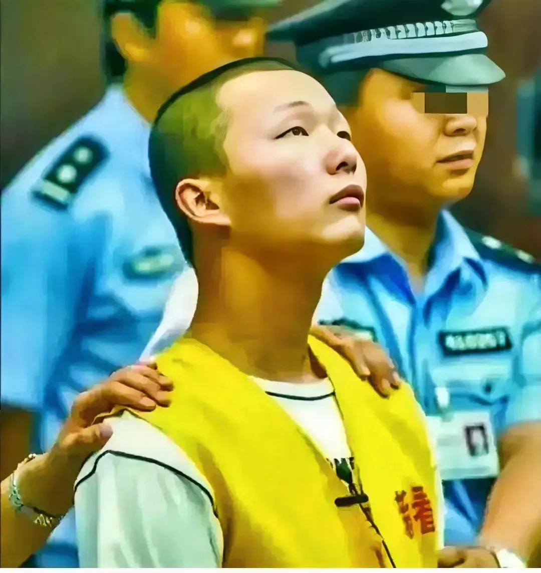 2003年，广州法院，曹庆文被判处死刑时，留下的一张老照片，镜头中的他眼神空洞而