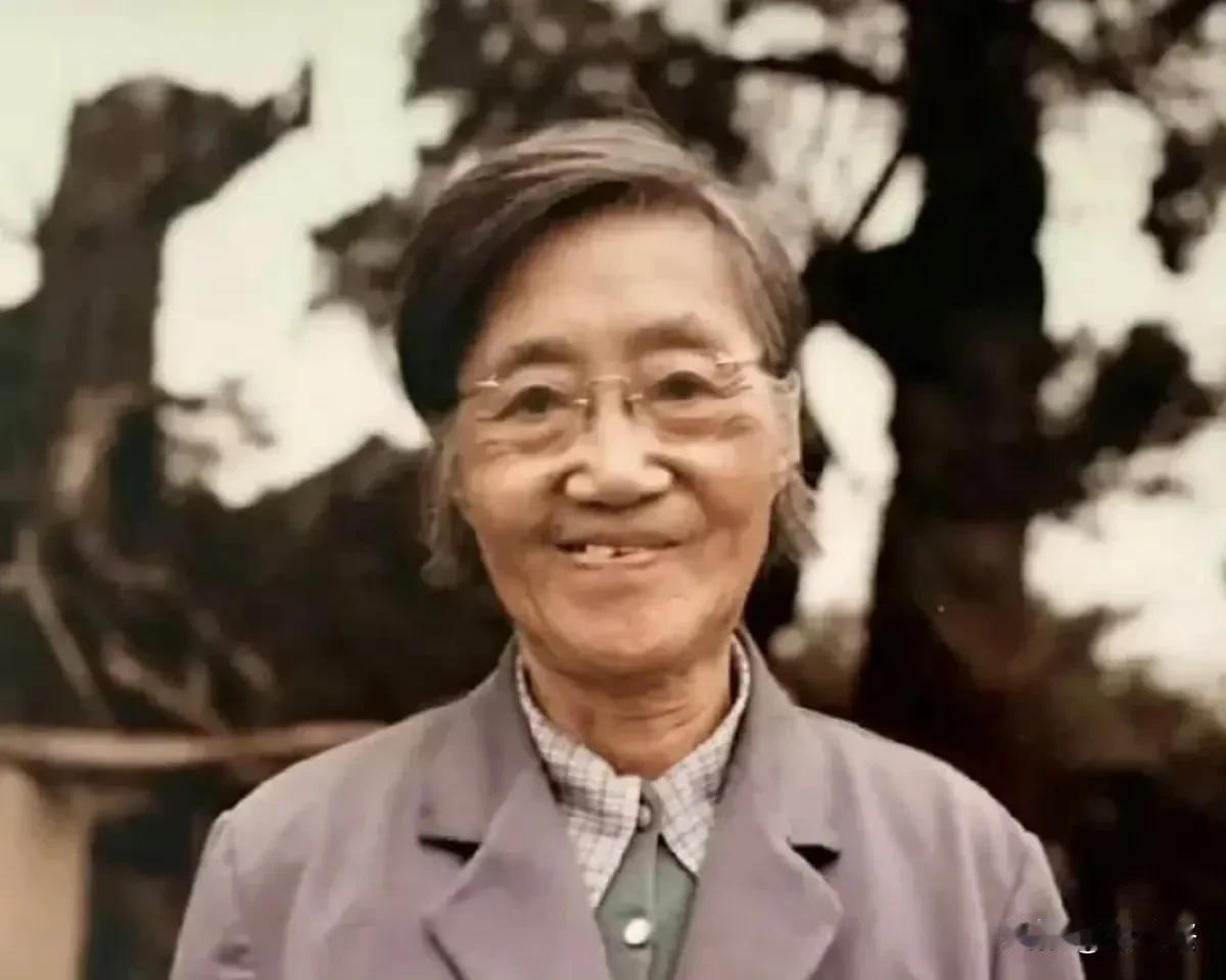 请不要吝啬您的双手，为伟大的科学家点赞！
她是总理抢來的女博士，
她是“两弹”元