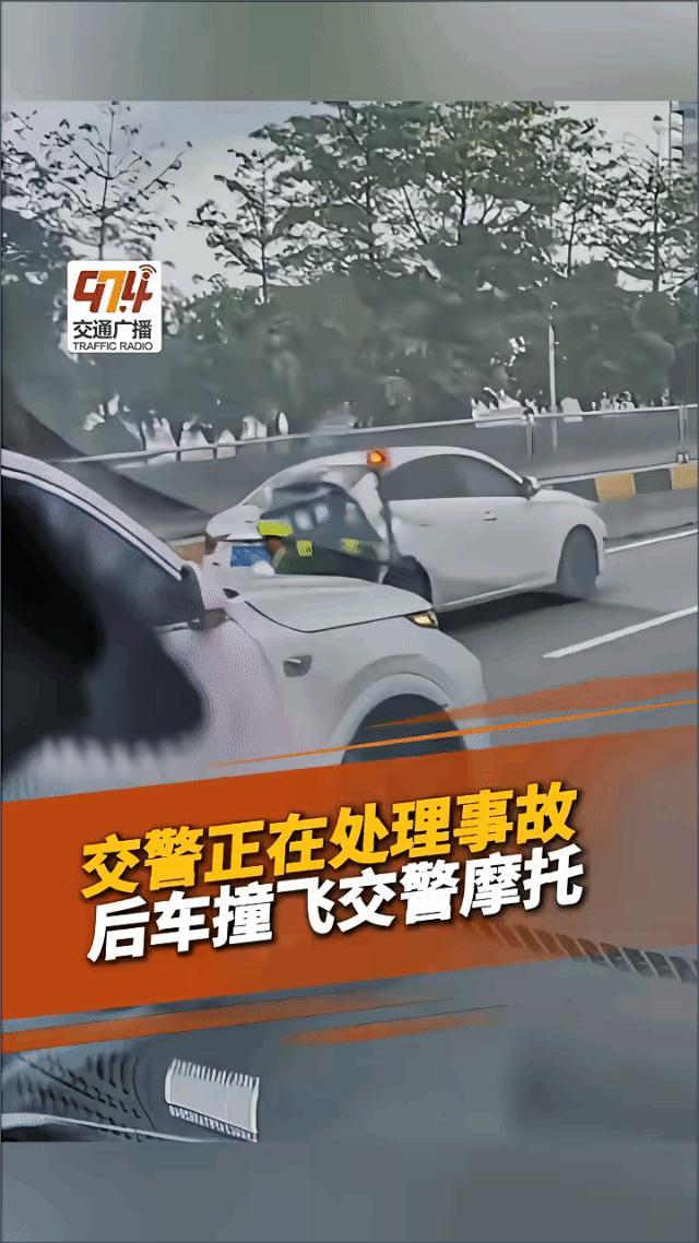 这下好了，完犊子了！6月16号，北京，一名交警在处理交通事故，警用摩托车停在后方