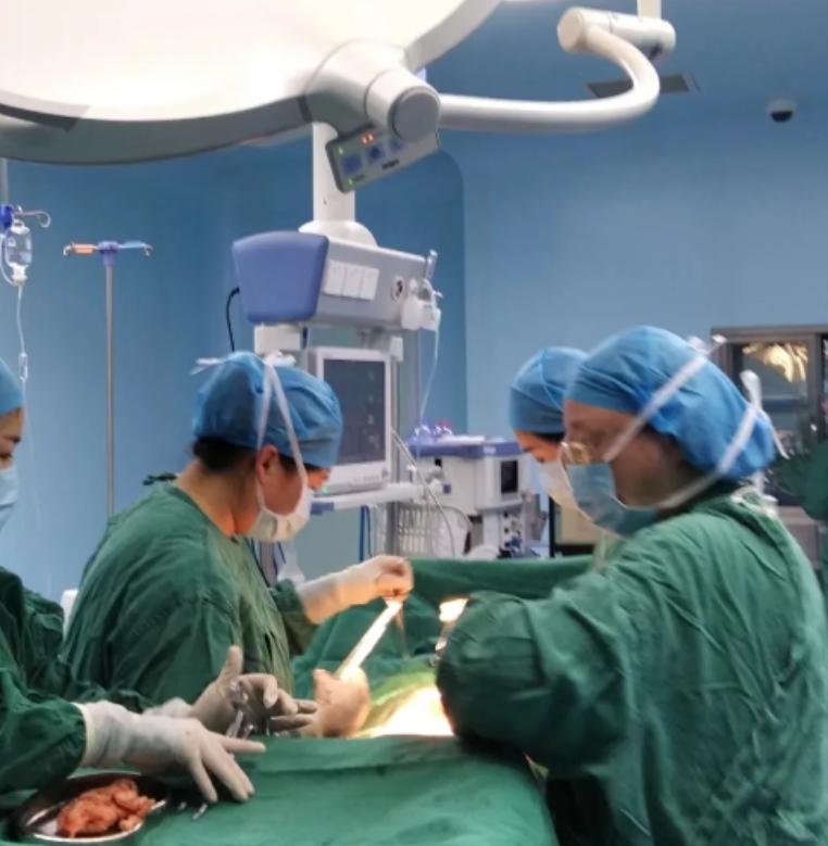 河南一聋哑女子难产，医生解开衣服一瞬间，肚子上面写着：“如果有危险，请先保孩子，