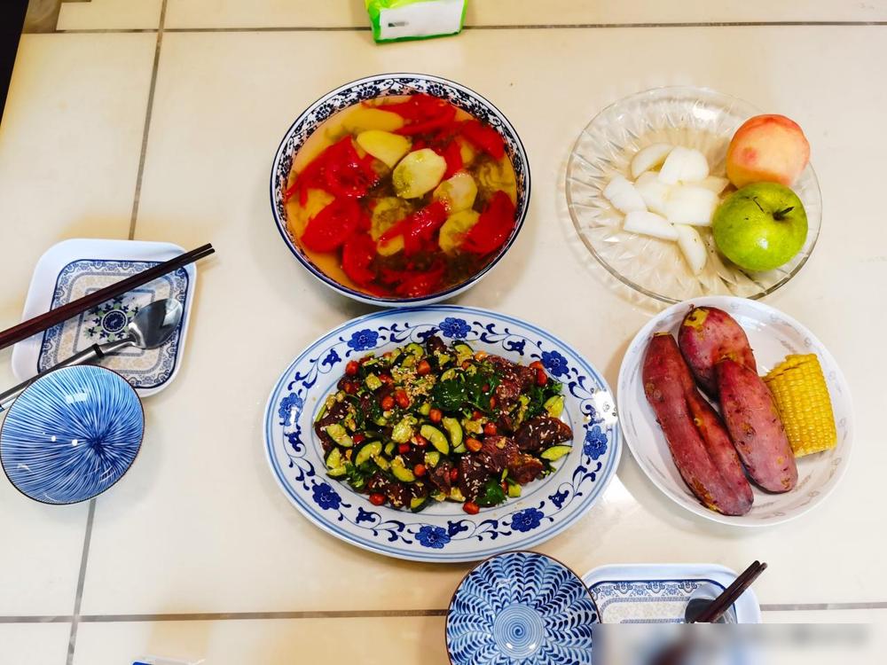 儿子点名要的卤牛肉，已经准备好了，明天给儿子儿媳妇带去，在冰箱里冷藏浸泡了一个晚