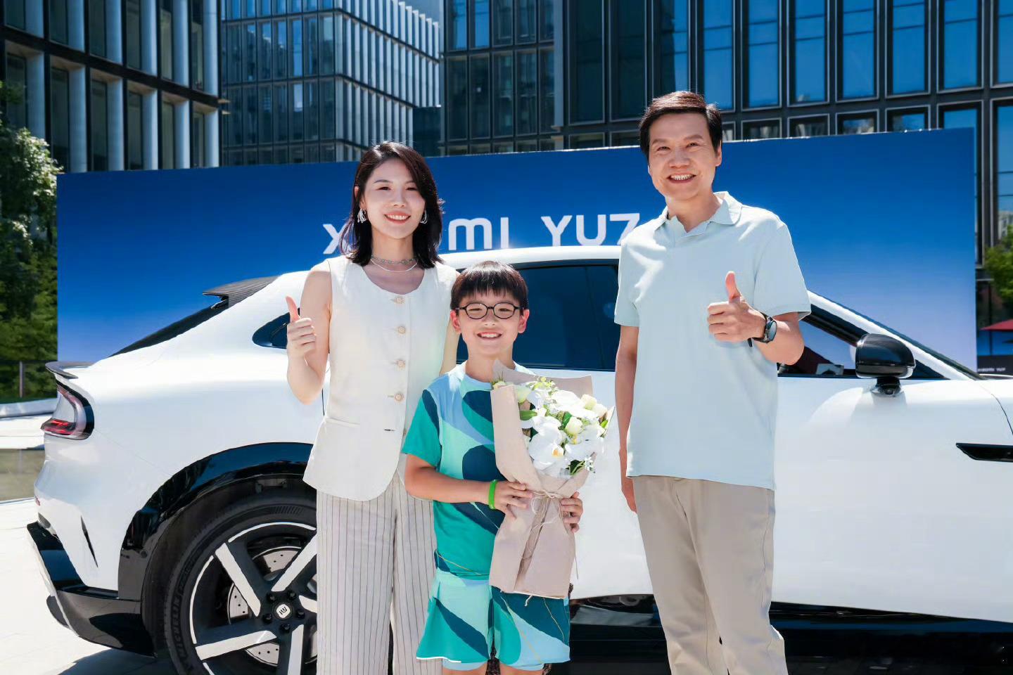 千亿总裁交付首批Yu7，为车主开车门，羡慕。某供应商零部件产量，据说一天1000