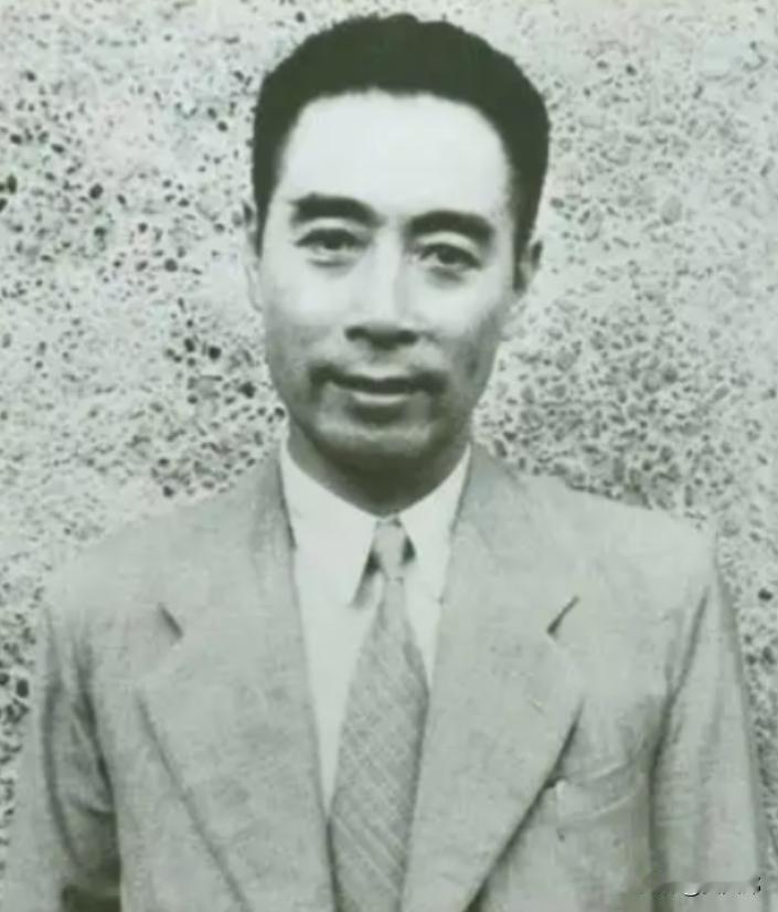 周恩来总理，大众熟知他儒雅的外交风采与鞠躬尽瘁的家国情怀，却很少知晓，总理是功底