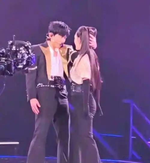 谢娜针对跨年舞台身材争议霸气回应，晒健身视频喊话网友：“放下手机跟我一起锻炼！”