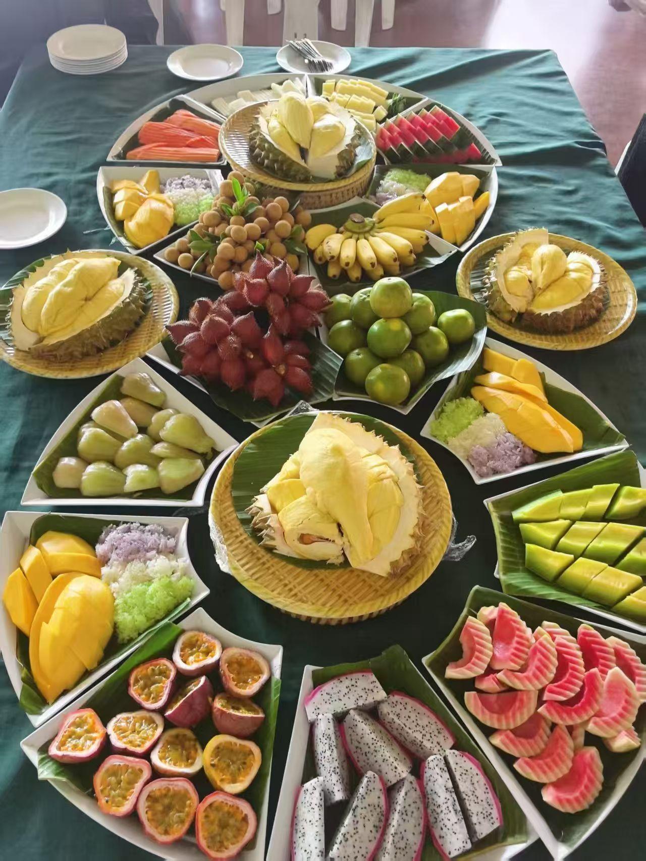 夏日清凉水果拼盘，色彩缤纷，爽口解暑！🍉🍓🥭