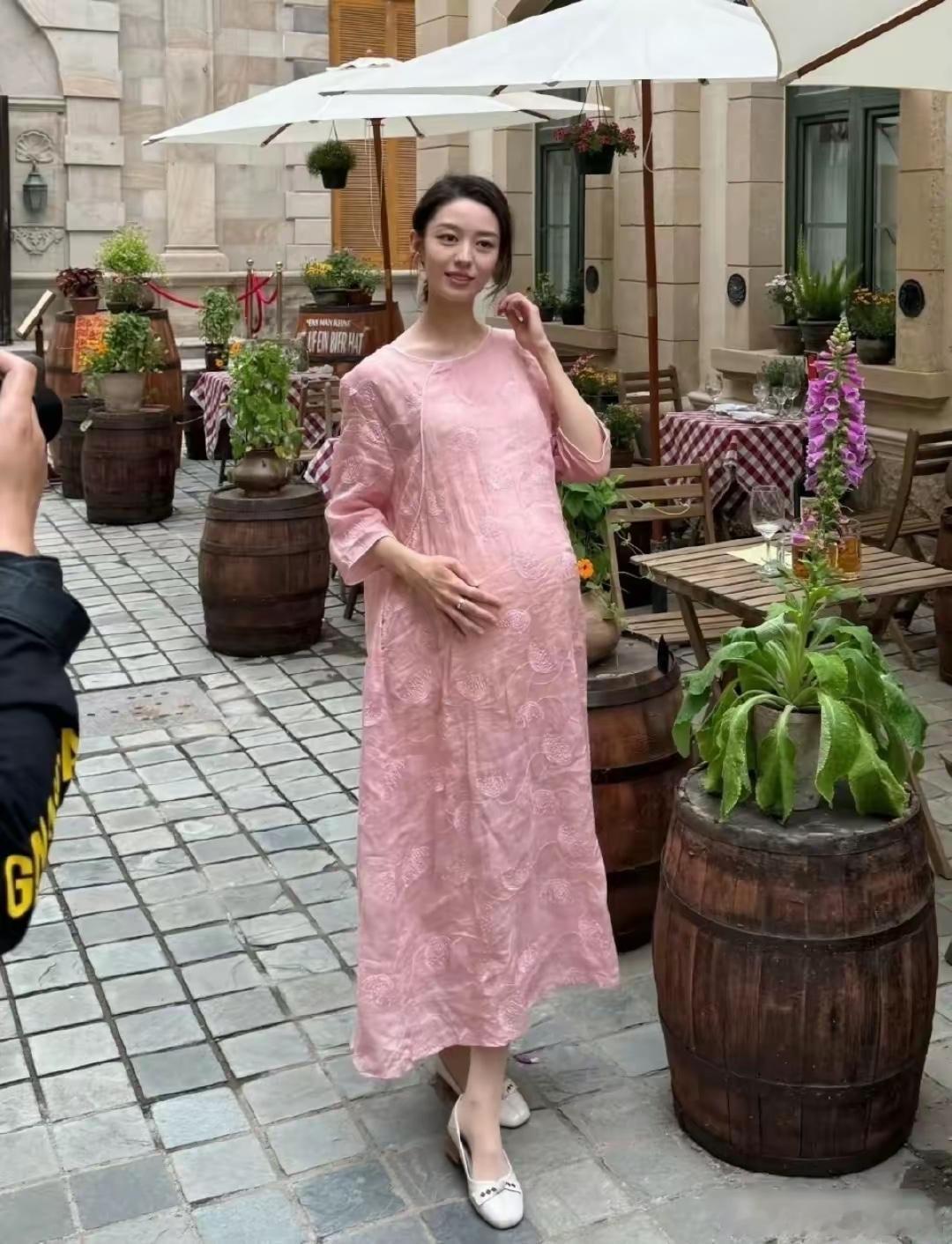 不愧是明星，怀孕了连身材都这么好