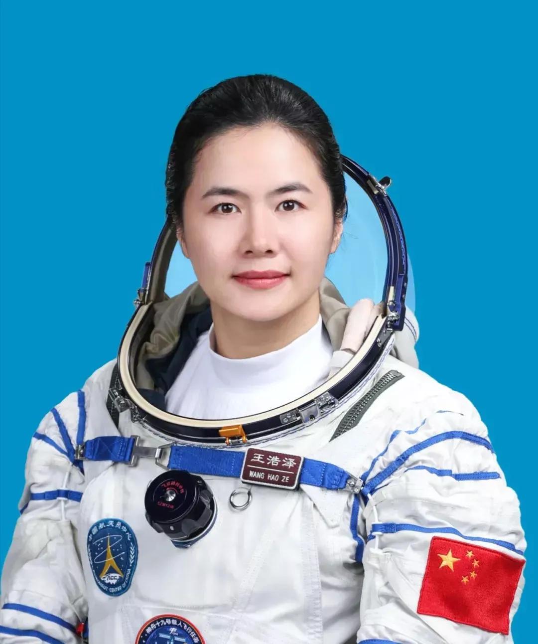 90后的女航天员
这么厉害
同为90后
我默默无闻，你战绩辉煌
我为挣钱发愁，你