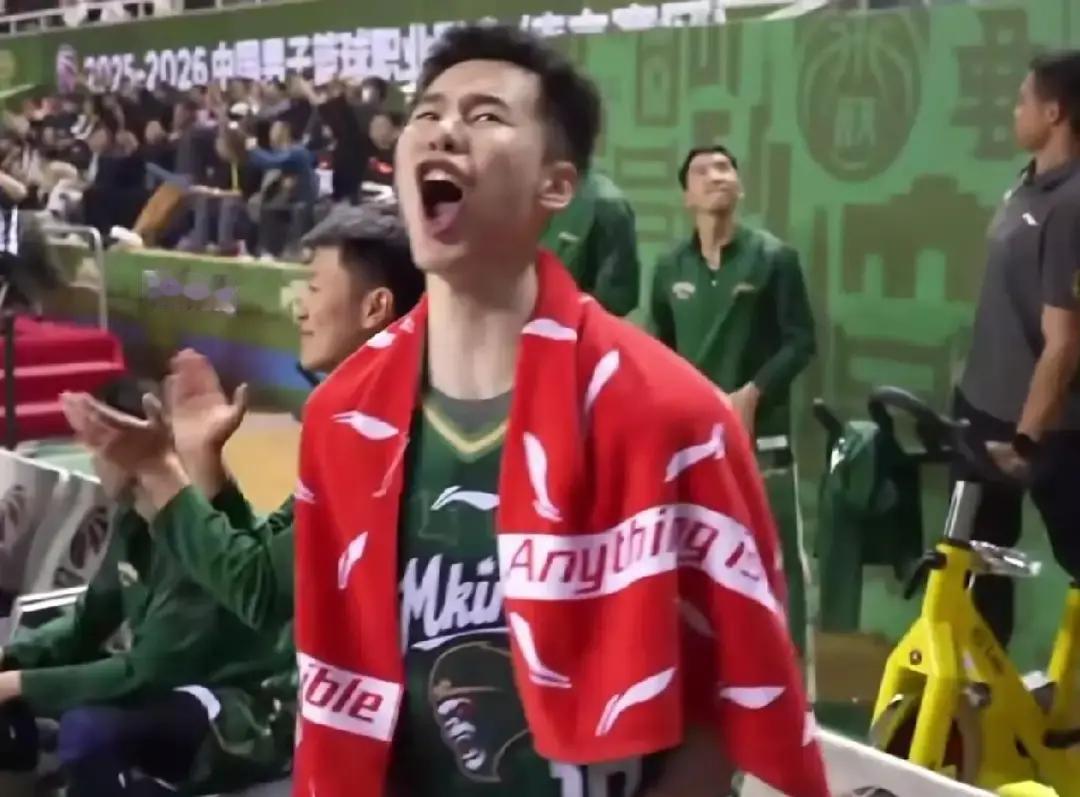 别再被上海男篮的豪华账面骗了。打硬仗，他们一到第四节就“自动掉线”。
 
看数据